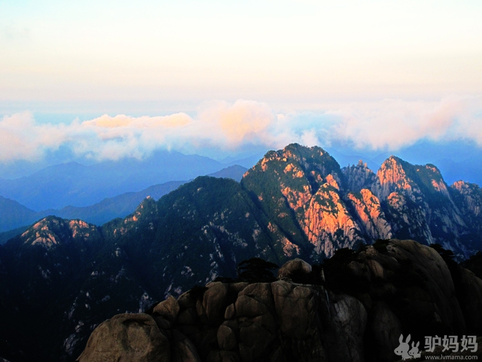 披星“戴”月攀登黄山巅峰1