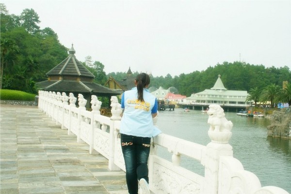 迟到的中秋，美丽的高尔夫球场。1