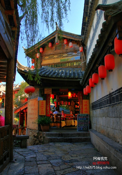艳丽的丽江街景：5