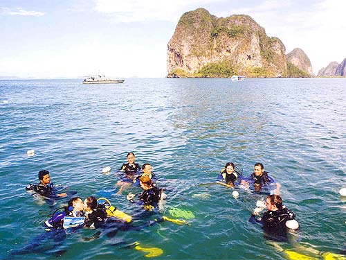 泰国董里：海水七种色 小岛也亲吻(组图)3