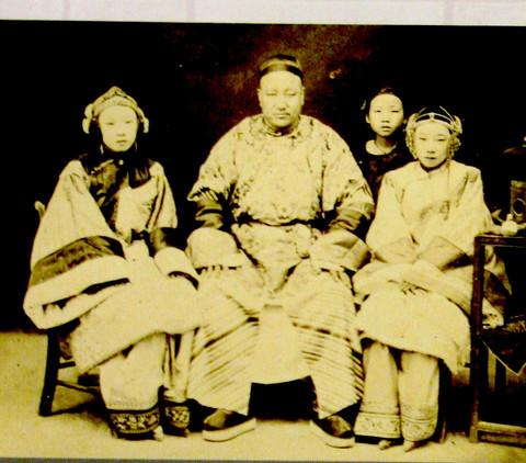 旗袍,花样的年华——“霓裳羽衣,经典上海”档案展13