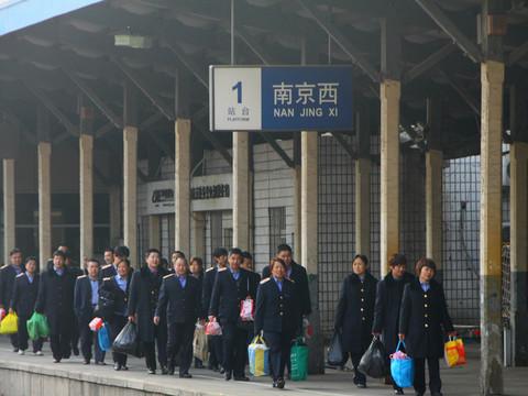 【从南京南到南京西的开往春天的绿皮火车—7012次列车】28