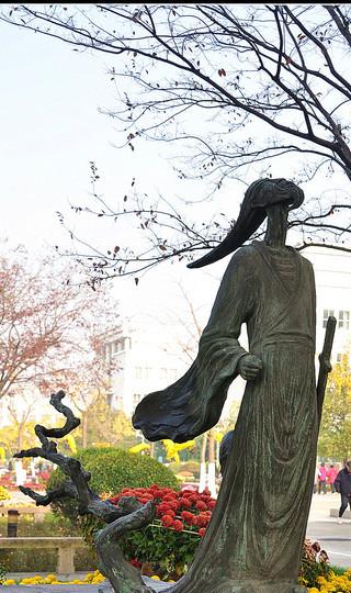上海大学的人文景观——历代名人群塑3