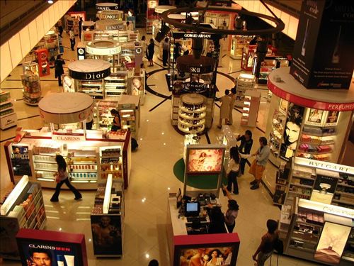 新加坡人必拼三大免税店1