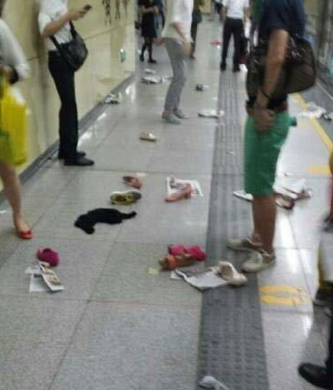 深圳一地铁乘客晕倒引发踩踏 深圳一地铁乘客晕倒引发踩踏