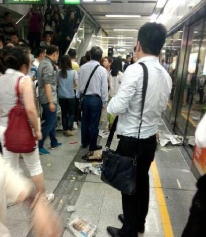深圳一地铁乘客晕倒引发踩踏9人受伤 深圳一地铁乘客晕倒引发踩踏9人受伤
