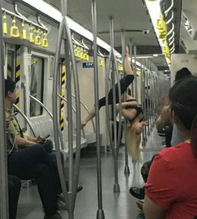 女孩地铁跳钢管舞 女孩地铁跳钢管舞