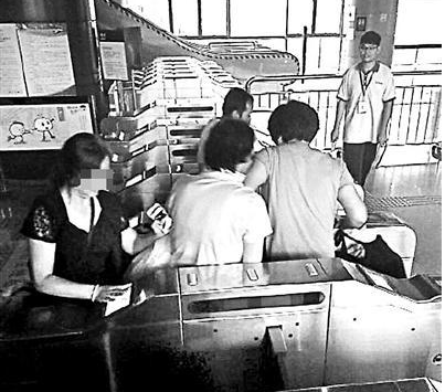 大妈地铁强行逃票 大妈地铁强行逃票